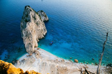 Keri ve ünlü Mizithres 'in Zakynthos adasında turkuaz denizli kayalıkları