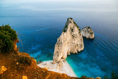 Keri ve ünlü Mizithres 'in Zakynthos adasında turkuaz denizli kayalıkları