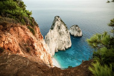 Keri ve ünlü Mizithres 'in Zakynthos adasında turkuaz denizli kayalıkları