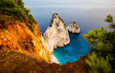 Keri ve ünlü Mizithres 'in Zakynthos adasında turkuaz denizli kayalıkları