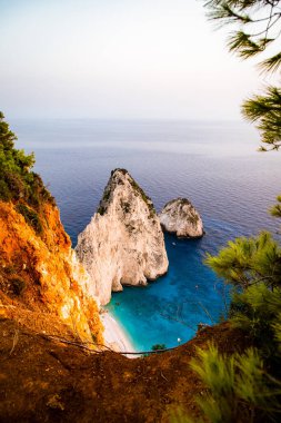 Keri ve ünlü Mizithres 'in Zakynthos adasında turkuaz denizli kayalıkları