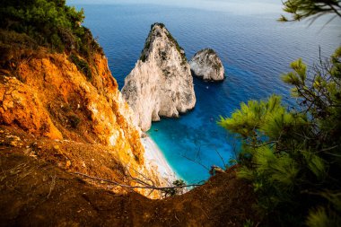 Keri ve ünlü Mizithres 'in Zakynthos adasında turkuaz denizli kayalıkları
