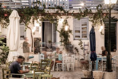Geleneksel bir Yunan köyünde taverna
