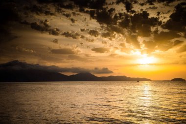 Deniz kenarında inanılmaz bir gün batımı