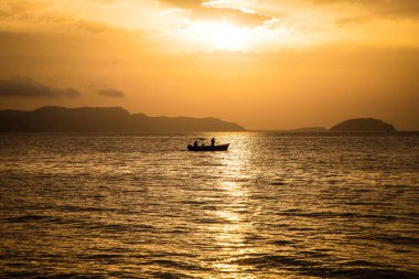 Deniz kenarında inanılmaz bir gün batımı