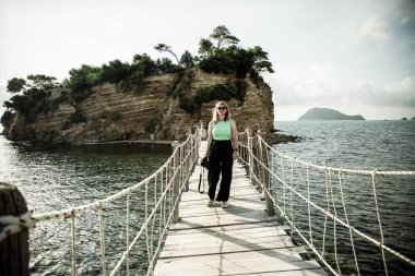 Yunanistan 'ın Zakynthos kentindeki küçük Agios Sostis adasına giden tahta köprü, güneşli bir yaz gününde