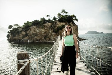 Yunanistan 'ın Zakynthos kentindeki küçük Agios Sostis adasına giden tahta köprü, güneşli bir yaz gününde