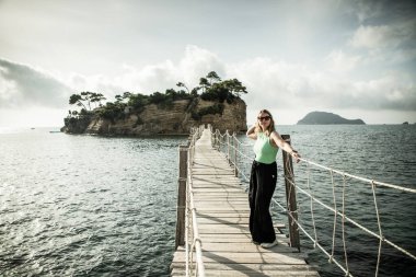 Yunanistan 'ın Zakynthos kentindeki küçük Agios Sostis adasına giden tahta köprü, güneşli bir yaz gününde