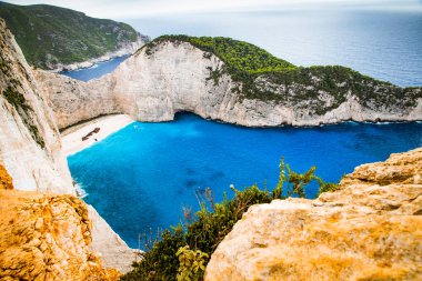 Yunanistan 'ın Zante kentindeki ünlü enkaz gemisiyle birlikte Navagio plajı.