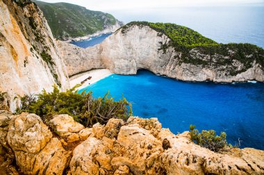 Yunanistan 'ın Zante kentindeki ünlü enkaz gemisiyle birlikte Navagio plajı.