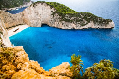 Yunanistan 'ın Zante kentindeki ünlü enkaz gemisiyle birlikte Navagio plajı.