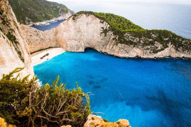 Yunanistan 'ın Zante kentindeki ünlü enkaz gemisiyle birlikte Navagio plajı.
