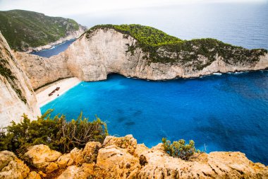 Yunanistan 'ın Zante kentindeki ünlü enkaz gemisiyle birlikte Navagio plajı.