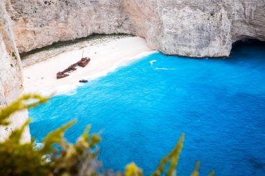 Yunanistan 'ın Zante kentindeki ünlü enkaz gemisiyle birlikte Navagio plajı.
