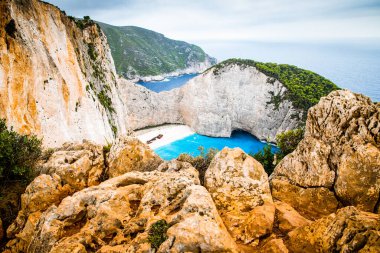Yunanistan 'ın Zante kentindeki ünlü enkaz gemisiyle birlikte Navagio plajı.