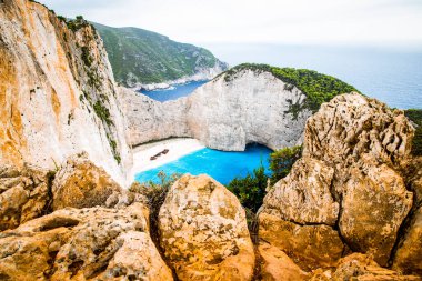 Yunanistan 'ın Zante kentindeki ünlü enkaz gemisiyle birlikte Navagio plajı.