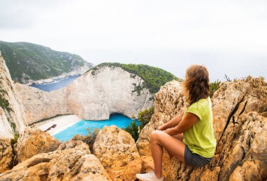 Zante Yunanistan 'daki ünlü enkaz gemisiyle Navagio plajına bakan kadın.