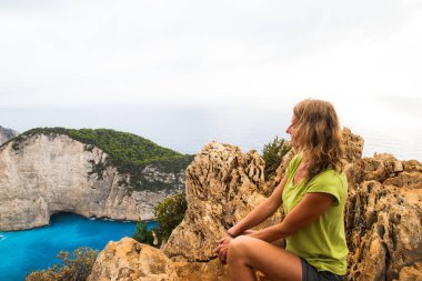 Zante Yunanistan 'daki ünlü enkaz gemisiyle Navagio plajına bakan kadın.