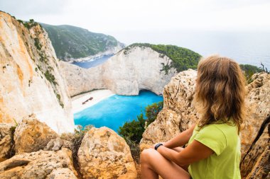 Zante Yunanistan 'daki ünlü enkaz gemisiyle Navagio plajına bakan kadın.
