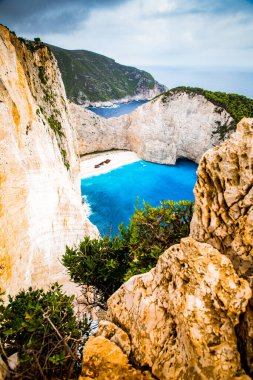 Yunanistan 'ın Zante kentindeki ünlü enkaz gemisiyle birlikte Navagio plajı.