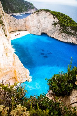 Yunanistan 'ın Zante kentindeki ünlü enkaz gemisiyle birlikte Navagio plajı.