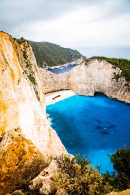 Yunanistan 'ın Zante kentindeki ünlü enkaz gemisiyle birlikte Navagio plajı.