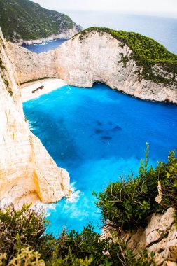 Yunanistan 'ın Zante kentindeki ünlü enkaz gemisiyle birlikte Navagio plajı.