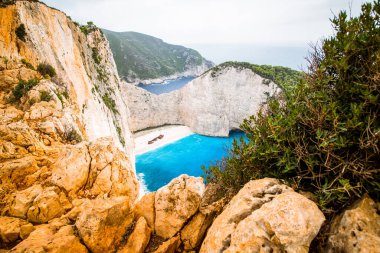 Yunanistan 'ın Zante kentindeki ünlü enkaz gemisiyle birlikte Navagio plajı.