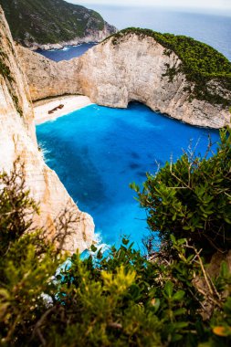 Yunanistan 'ın Zante kentindeki ünlü enkaz gemisiyle birlikte Navagio plajı.