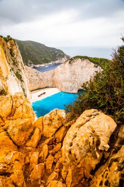 Yunanistan 'ın Zante kentindeki ünlü enkaz gemisiyle birlikte Navagio plajı.