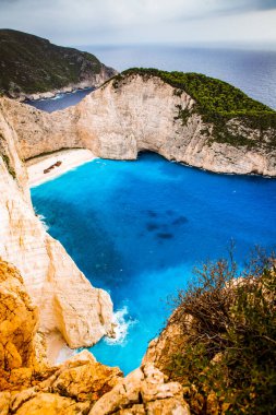 Yunanistan 'ın Zante kentindeki ünlü enkaz gemisiyle birlikte Navagio plajı.