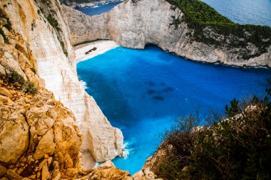 Yunanistan 'ın Zante kentindeki ünlü enkaz gemisiyle birlikte Navagio plajı.