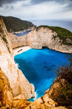Yunanistan 'ın Zante kentindeki ünlü enkaz gemisiyle birlikte Navagio plajı.