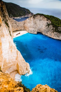 Yunanistan 'ın Zante kentindeki ünlü enkaz gemisiyle birlikte Navagio plajı.