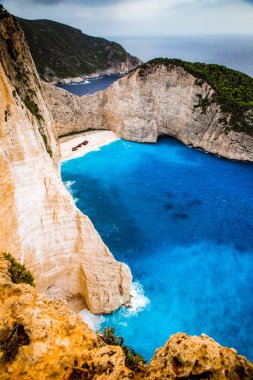 Yunanistan 'ın Zante kentindeki ünlü enkaz gemisiyle birlikte Navagio plajı.
