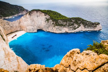 Yunanistan 'ın Zante kentindeki ünlü enkaz gemisiyle birlikte Navagio plajı.