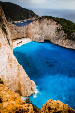 Yunanistan 'ın Zante kentindeki ünlü enkaz gemisiyle birlikte Navagio plajı.