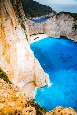 Yunanistan 'ın Zante kentindeki ünlü enkaz gemisiyle birlikte Navagio plajı.