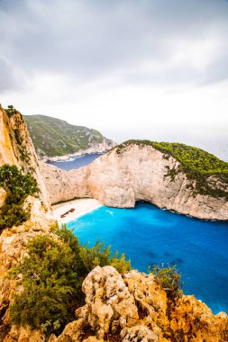 Yunanistan 'ın Zante kentindeki ünlü enkaz gemisiyle birlikte Navagio plajı.