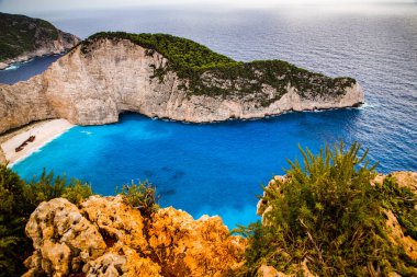 Yunanistan 'ın Zante kentindeki ünlü enkaz gemisiyle birlikte Navagio plajı.