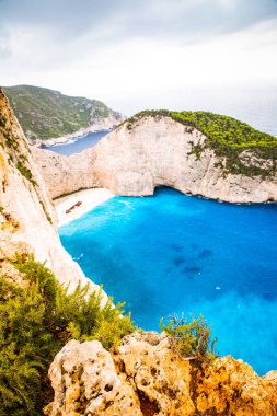 Yunanistan 'ın Zante kentindeki ünlü enkaz gemisiyle birlikte Navagio plajı.