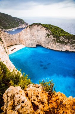 Yunanistan 'ın Zante kentindeki ünlü enkaz gemisiyle birlikte Navagio plajı.