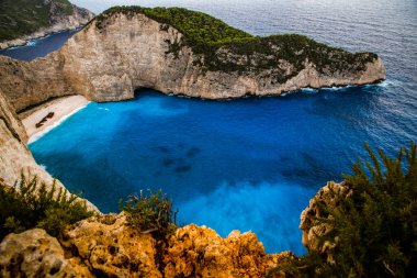 Yunanistan 'ın Zante kentindeki ünlü enkaz gemisiyle birlikte Navagio plajı.