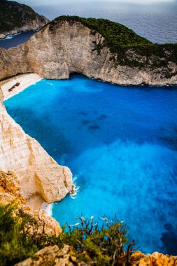Yunanistan 'ın Zante kentindeki ünlü enkaz gemisiyle birlikte Navagio plajı.