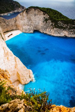 Yunanistan 'ın Zante kentindeki ünlü enkaz gemisiyle birlikte Navagio plajı.