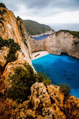 Yunanistan 'ın Zante kentindeki ünlü enkaz gemisiyle birlikte Navagio plajı.