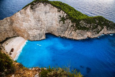 Yunanistan 'ın Zante kentindeki ünlü enkaz gemisiyle birlikte Navagio plajı.
