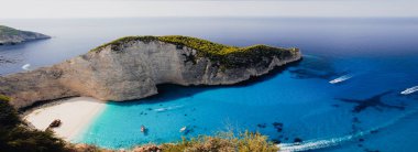 Yunanistan 'ın Zante kentindeki ünlü enkaz gemisiyle birlikte Navagio plajı.