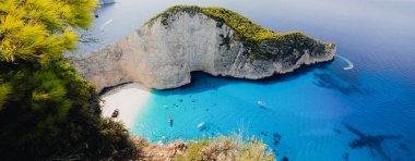 Yunanistan 'ın Zante kentindeki ünlü enkaz gemisiyle birlikte Navagio plajı.