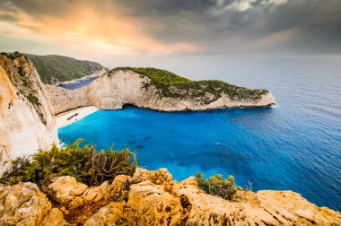 Yunanistan 'ın Zante kentindeki ünlü enkaz gemisiyle birlikte Navagio plajı.